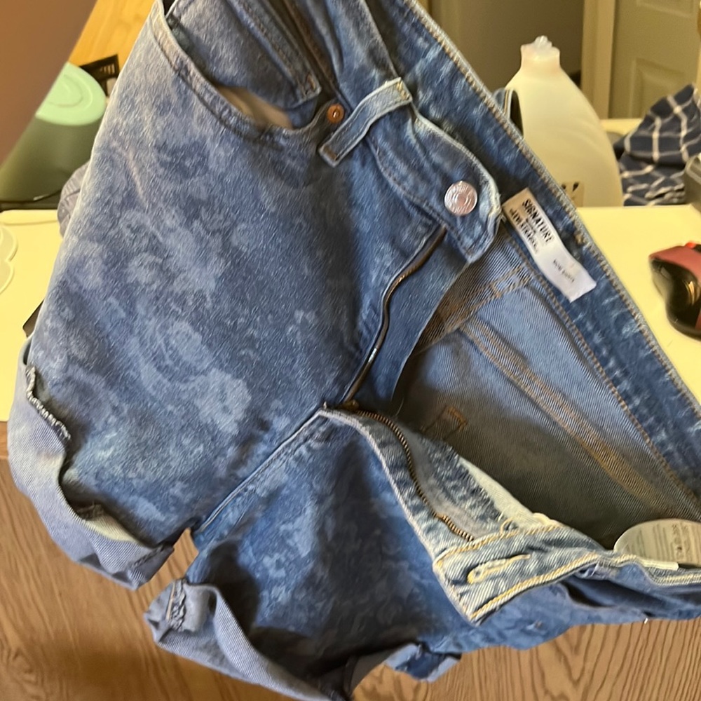 Levi signature mom jeans. 15 (32W). Light blue with floral splotches.